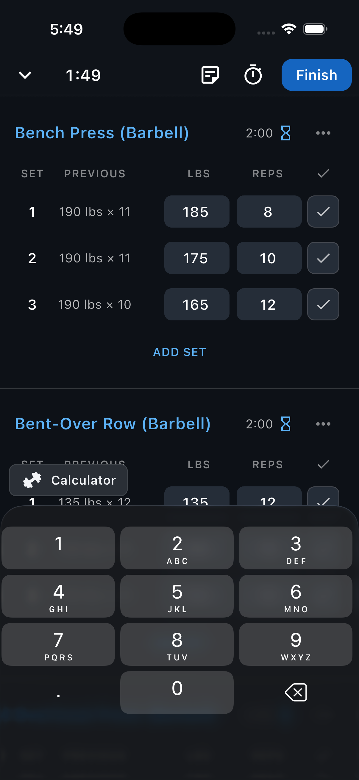 An active workout with a Bench Press weight cell selected and Calculator highlighted beside the keyboard.